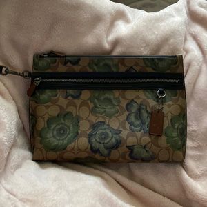 Extra large coach clutch